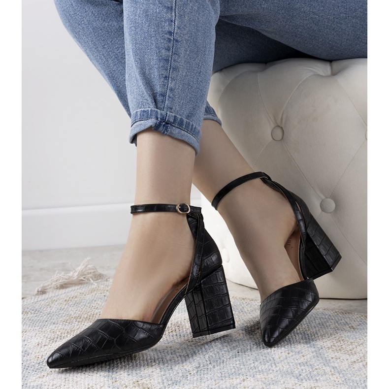 Pompe negre pe stâlpul Davies negru 1