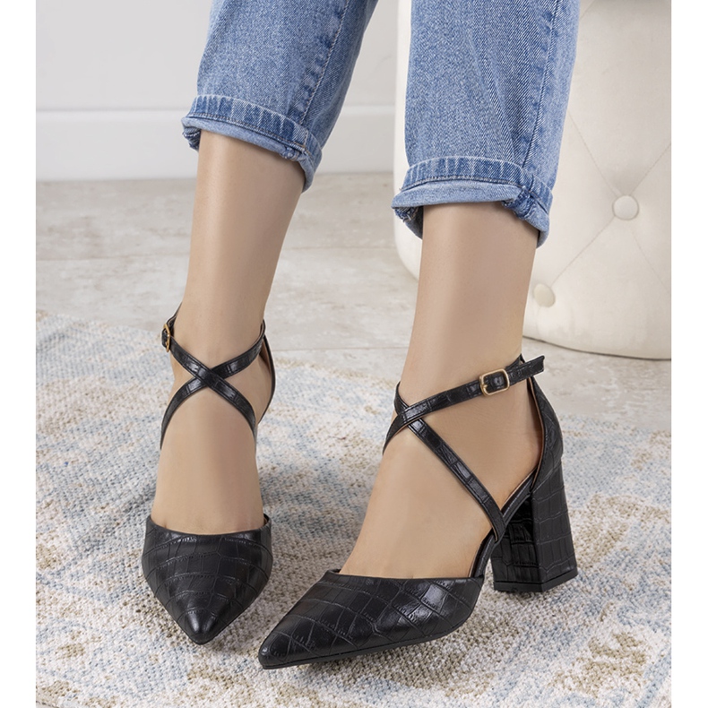 Pompe negre pe stâlpul Strutt negru 1