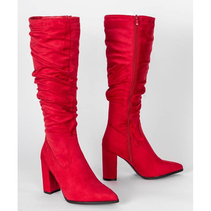 Cizme roșii pe un stâlp Swing înalt roșu 1