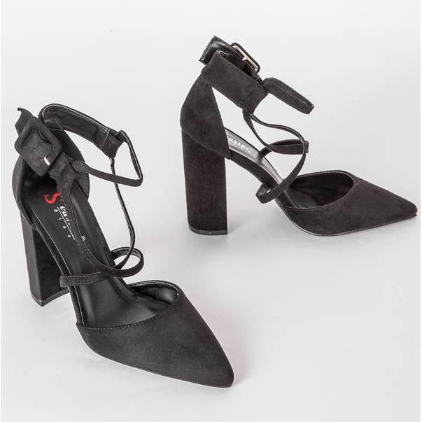 Pompe negre pe stâlpul Piper negru 1