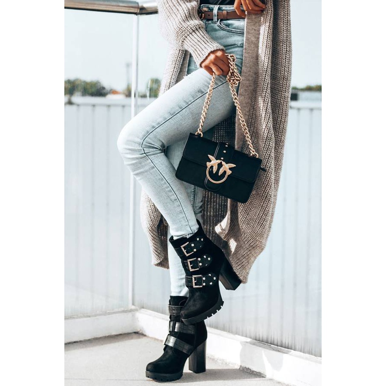 Cizme negre pe postul Corgi negru 1