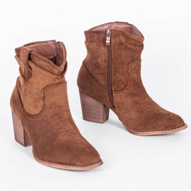 Botine maro pe stâlpul Lea 1
