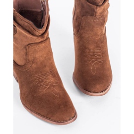 Botine maro pe stâlpul Lea 3