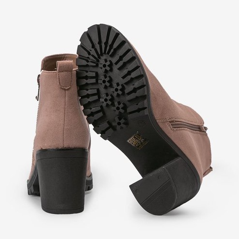 Cizme de culoare maro deschis pe stâlpul Tiny 2