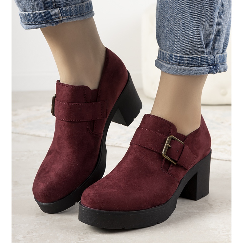 Brogi maro pe postarea lui Leonie roșu 1