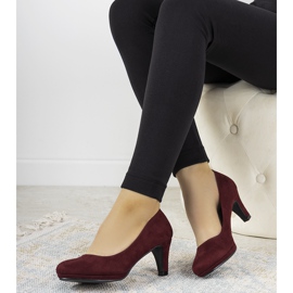 Pompele burgundă pe un stiletto Eiffel roșu 1