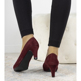 Pompele burgundă pe un stiletto Eiffel roșu 2