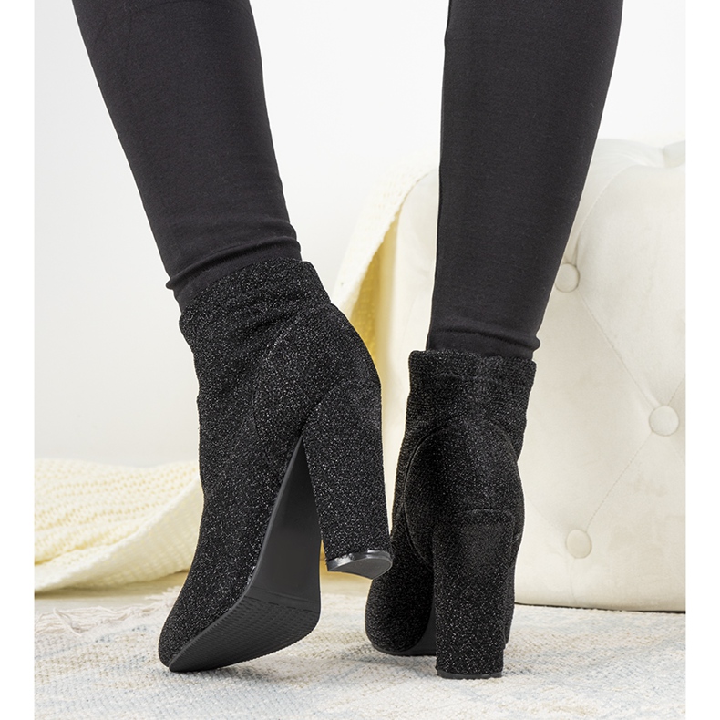 Ghete negre strălucitoare pe stâlpul Birgit negru 1