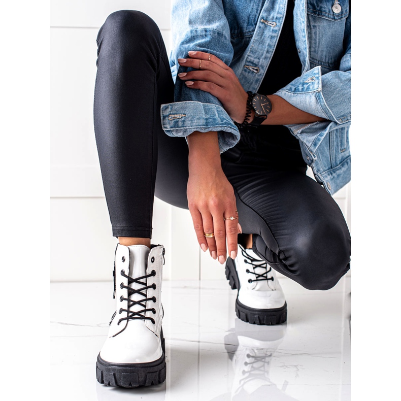 TRENDI Muncitori cu noduri albi pe platformă 1