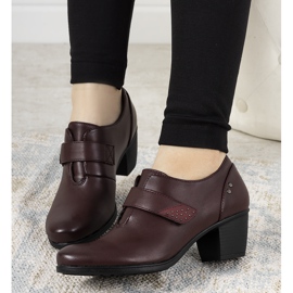 Brogi maro pe postul Biermann roșu multicolor 1 Brogi maro pe postul Biermann roșu multicolor 1