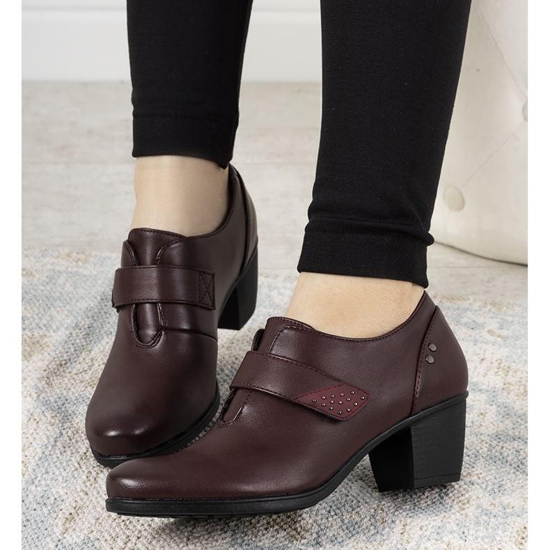 Brogi maro pe postul Biermann roșu multicolor 1 Brogi maro pe postul Biermann roșu multicolor 1