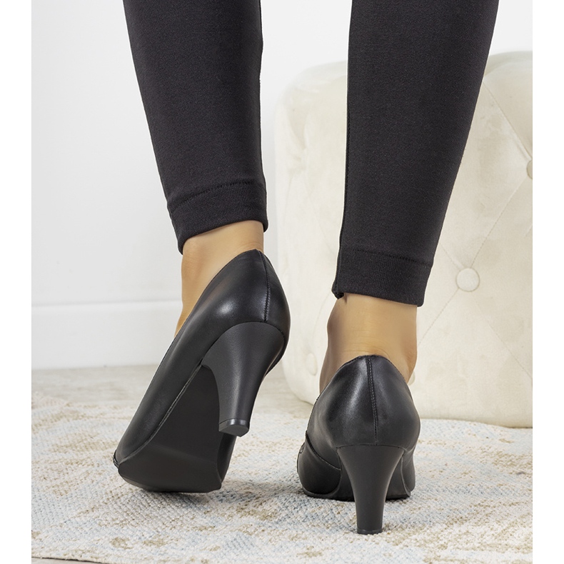 Pompe negre pe stâlpul Molina negru 1