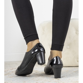 Pantofi negri pe postarea lui Villareal negru 1