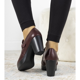 Brogi maro pe postul Hersilia roșu 1