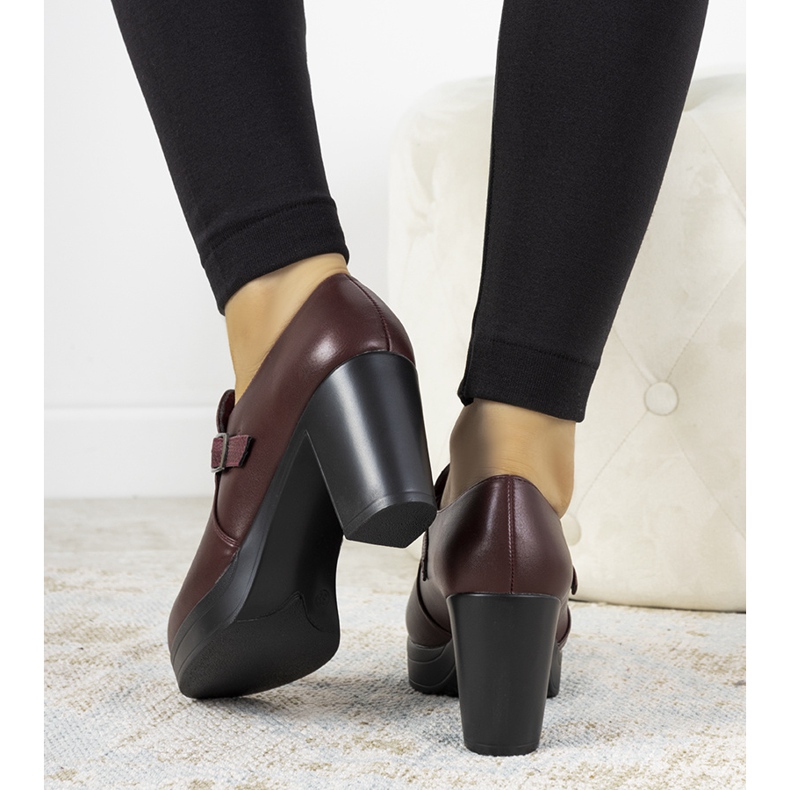 Brogi maro pe postul Hersilia roșu 1