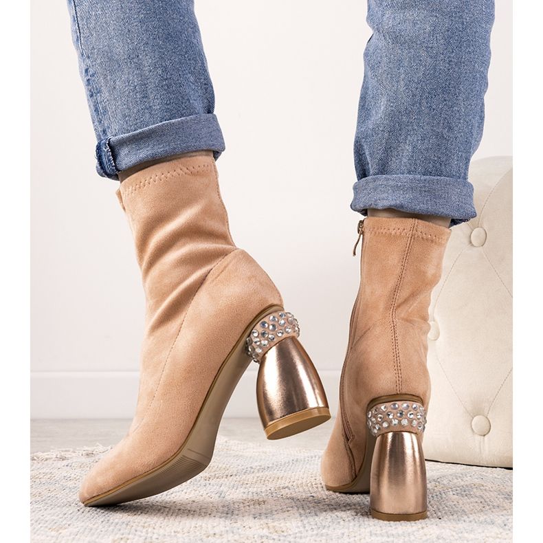 Cizme roz pe un post decorativ Bazin 1 Cizme roz pe un post decorativ Bazin 1