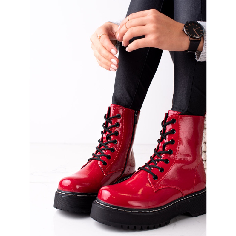 Evento Trappers roșii pe platformă roșu 1