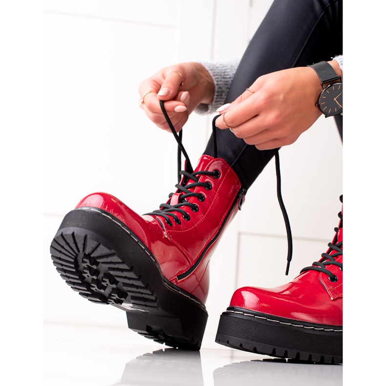 Evento Trappers roșii pe platformă roșu 2