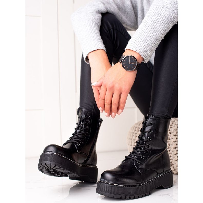 Evento Trappers negri pe platformă negru 1