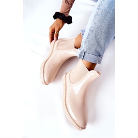 PS1 Cizme de ploaie strălucitoare pe o platformă de cascadă bej 1