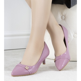 Pompi violet pe tocul mic al lui Molly 2