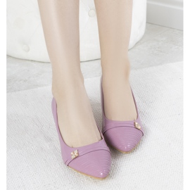 Pompi violet pe tocul mic al lui Molly 1