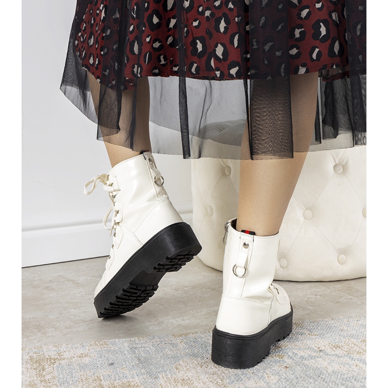 Cizme albe pe o talpă orană înaltă ecru 2