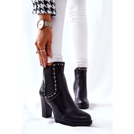 PG1 Cizme Pe Un Stâlp Cu Jeturi Negru Wissey 1 PG1 Cizme Pe Un Stâlp Cu Jeturi Negru Wissey 1