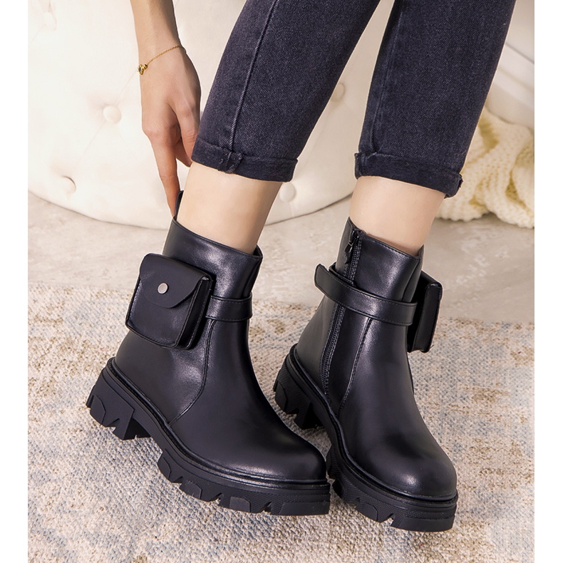 Cizme negre izolate cu un plic Millikin negru 1