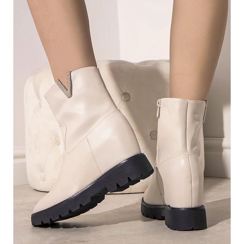 Cizme de damă bej pe pană Goldie ecru 1 Cizme de damă bej pe pană Goldie ecru 1