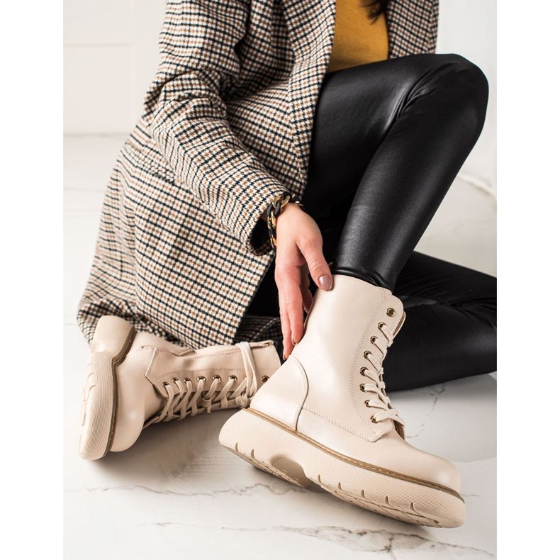 TRENDI Genți bej pe platformă 1