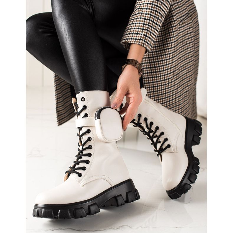 TRENDI Muncitori cu stil bej 1