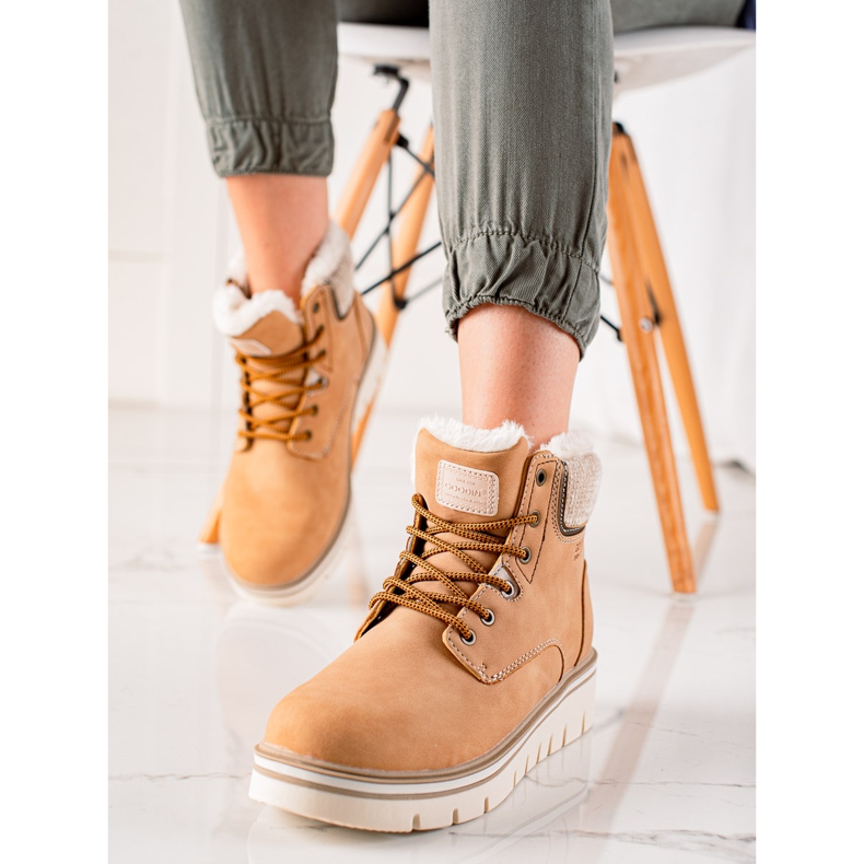 Goodin Trappers On The Platform maro 2