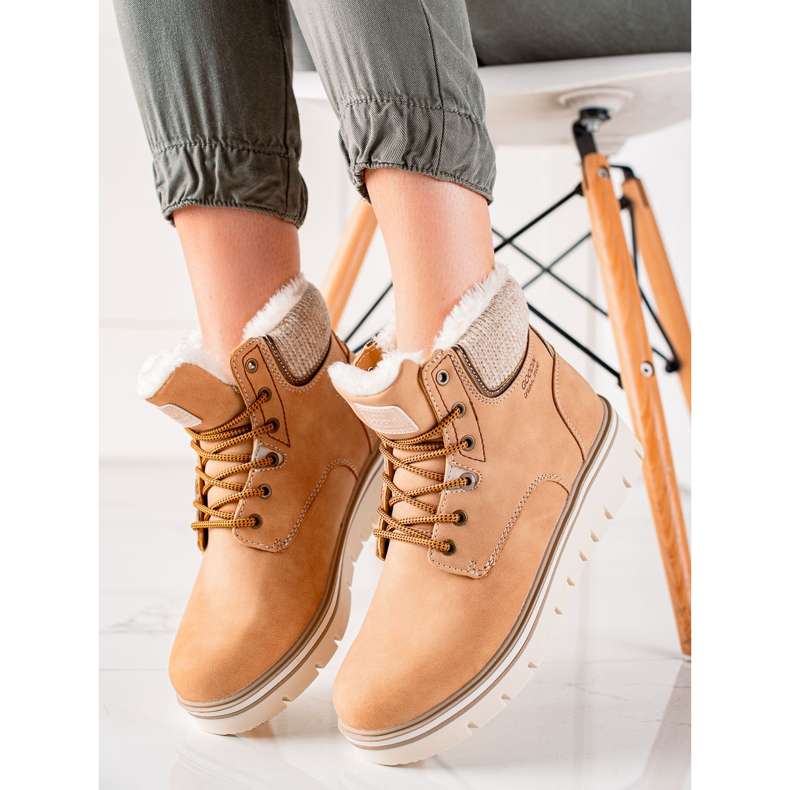 Goodin Trappers On The Platform maro 1