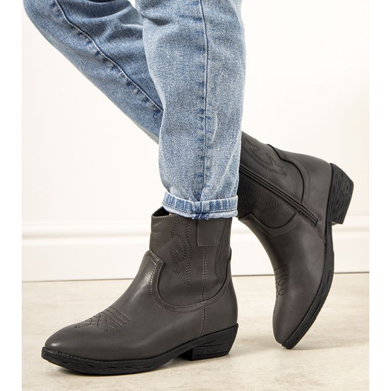 Cizme de cowboy izolate gri Belda 1