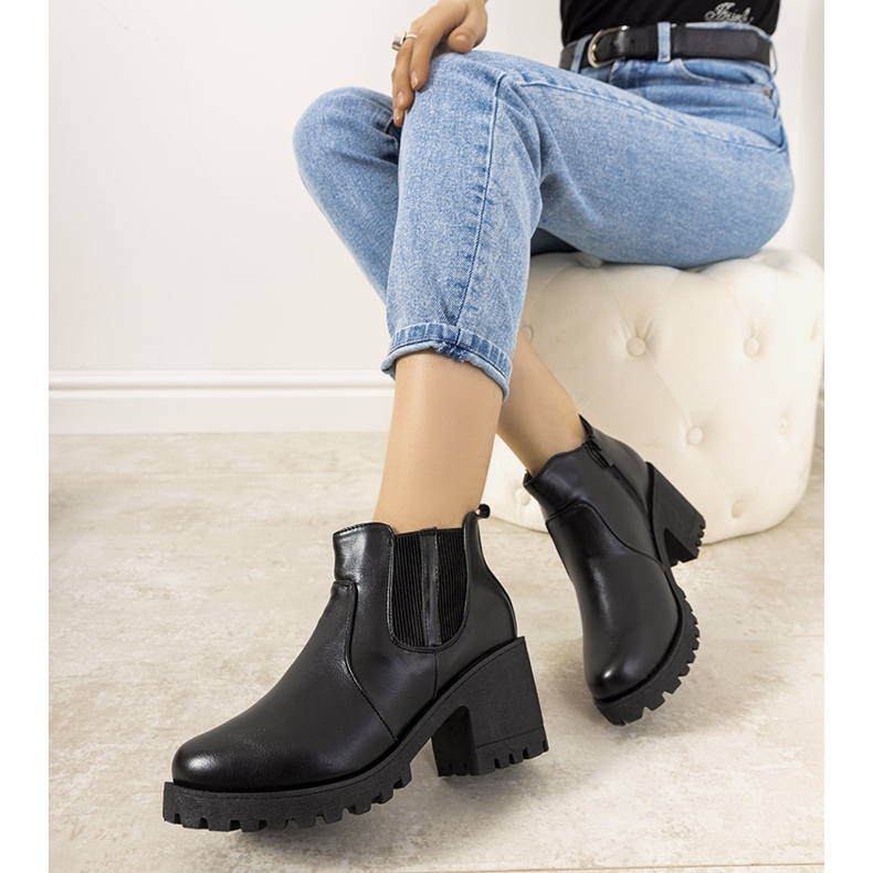 Cizme negre izolate pe stâlpul Bevis negru 1