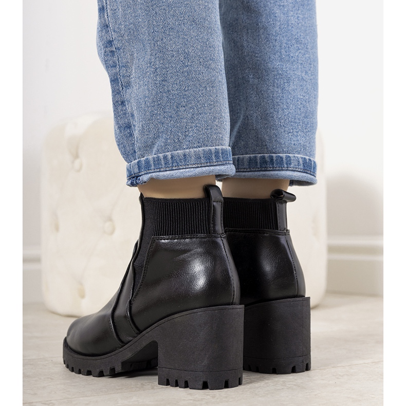 Cizme izolate negre pe stâlpul Ruel negru 1