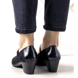 Pompele negre pe un stâlp cu un deget deget de la picior negru 1