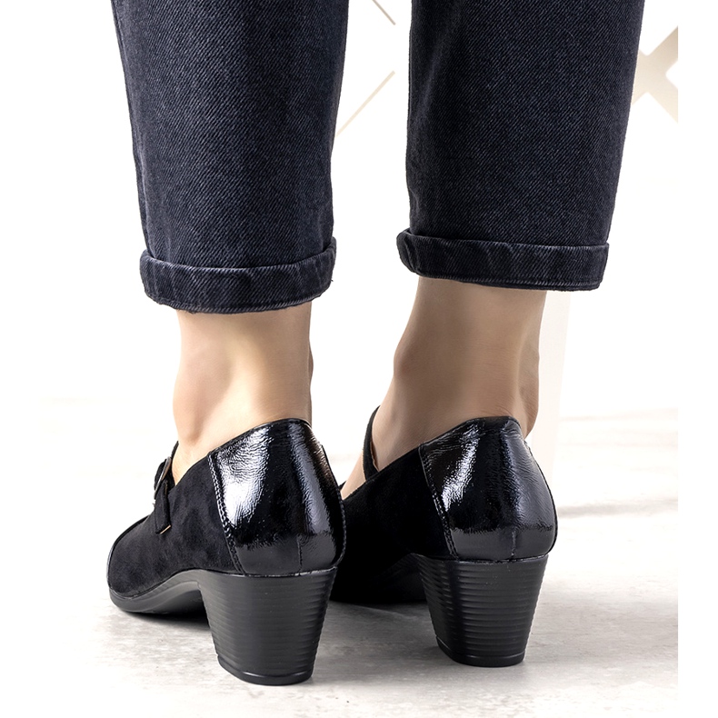 Pompele negre pe un stâlp cu un deget deget de la picior negru 1