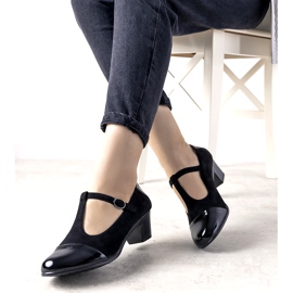 Pompele negre pe un stâlp cu un deget deget de la picior negru 2 Pompele negre pe un stâlp cu un deget deget de la picior negru 2