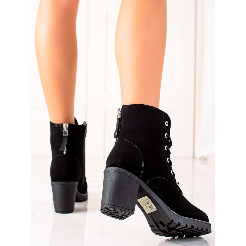 TRENDI Muncitori dantelați pe un post negru 1