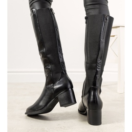 Cizme negre pe stâlpul izolat Jurado negru 1 Cizme negre pe stâlpul izolat Jurado negru 1