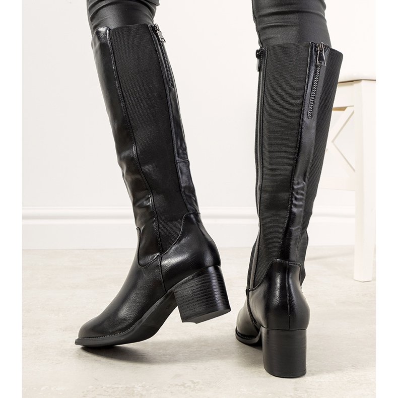 Cizme negre pe stâlpul izolat Jurado negru 1 Cizme negre pe stâlpul izolat Jurado negru 1