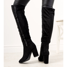 Cizme negre pe stâlpul izolat Menas negru 1 Cizme negre pe stâlpul izolat Menas negru 1