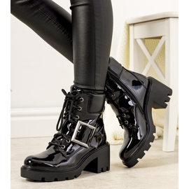 Cizme izolate din piele lacuita neagra de la Strada negru 1 Cizme izolate din piele lacuita neagra de la Strada negru 1