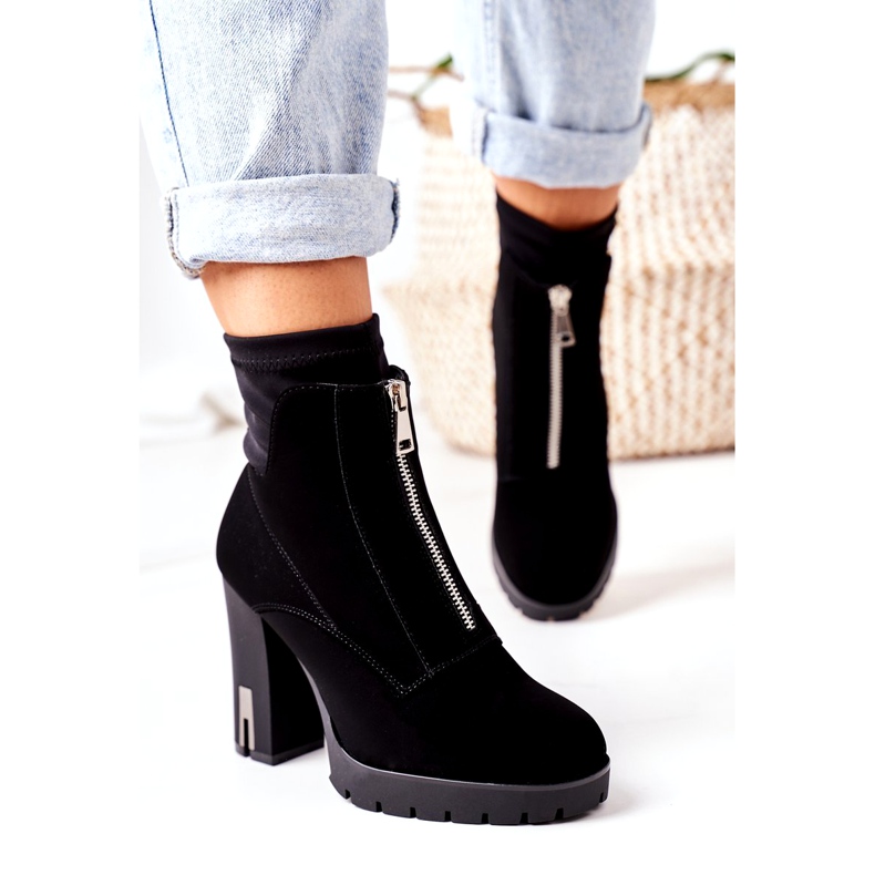 PS1 Cizme negre calde pe o femeie minunată cu toc negru 2