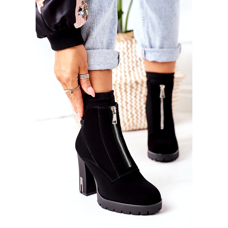 PS1 Cizme negre calde pe o femeie minunată cu toc negru 3 PS1 Cizme negre calde pe o femeie minunată cu toc negru 3