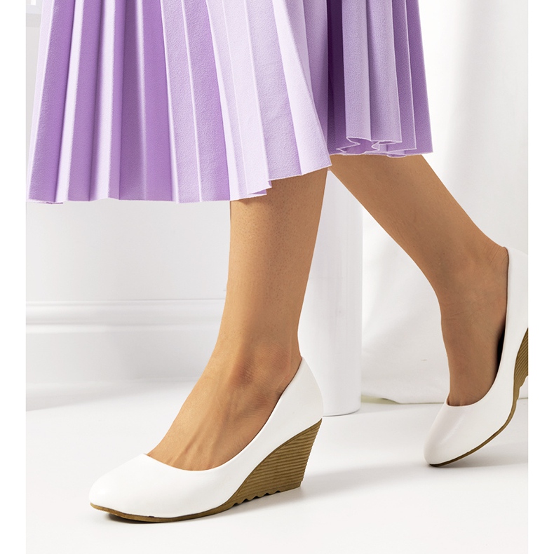 Pompe albe pe pană Unies ecru 1