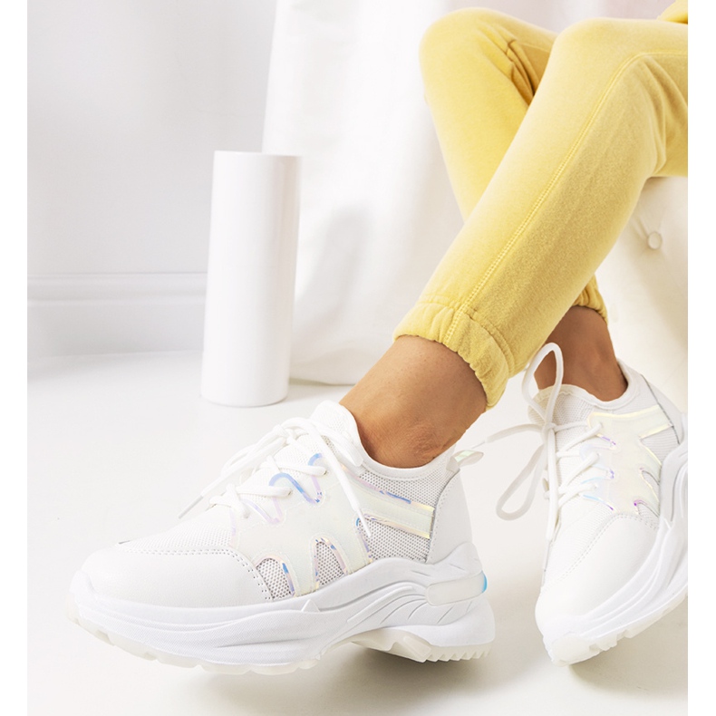 Tenisi albi de la Bates 1