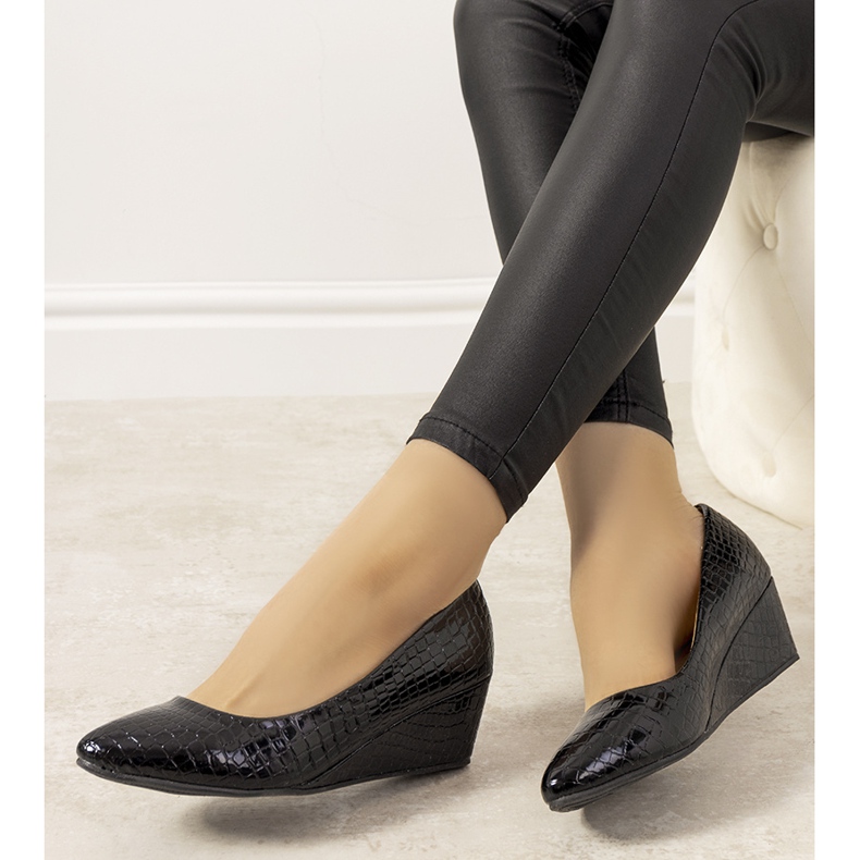 Pompe albastre bleumarin cu model de piele de crocodil pe pană Wildlife albastru marin 1